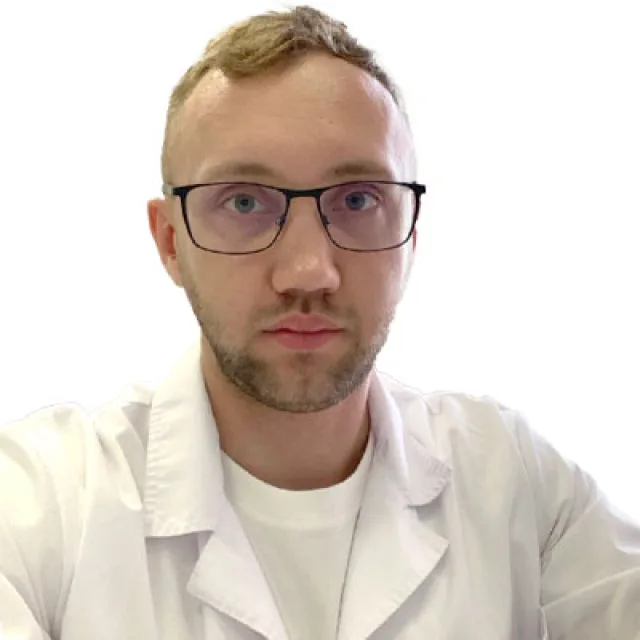 Євгеній Костюченко — Лікар-онколог, мамолог. Науковий ступінь доктора філософії (PhD)